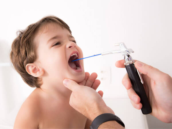 Dr. Gustavo Zamperlini atendendo uma criança